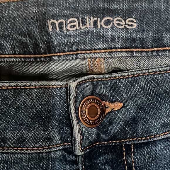 Maurices Cropped Raw Hem Jeans Size 10 - Picture 4 of 9